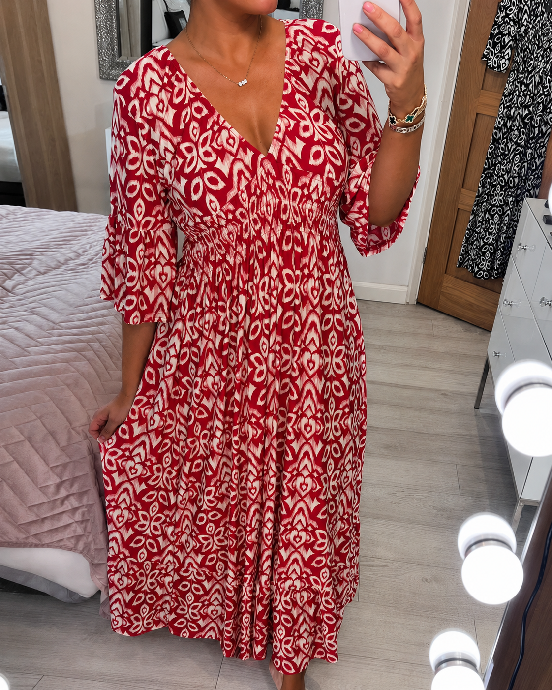 Yvonne - Elegancka sukienka z falbanami