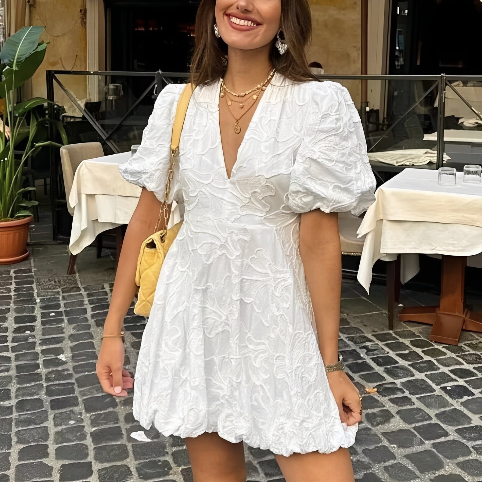 Claudia - Elegancka Mini Sukienka z Haftami
