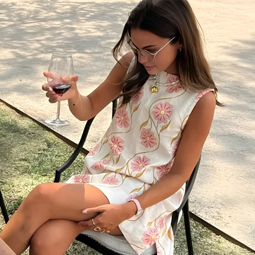 Kemberly - Elegancka bezrękawnikowa krótka sukienka