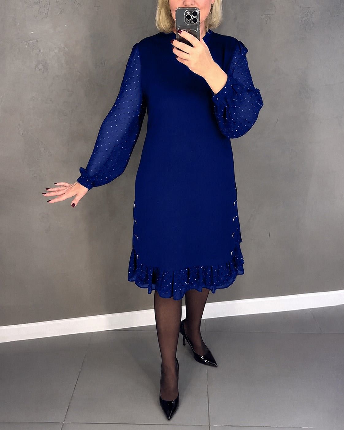Gabriela - Elegancka Sukienka w Kropki z Długimi Rękawami